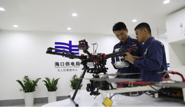 
　　海口供电局员工在学习无人机操控流程。 姚其欣  摄

　　海口供电局员工在用无人机巡线