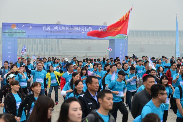      　　本网讯（李飘）10月29日，由三峡基地公司旅游公司主办，腾讯大楚网、腾米跑跑承办的“感受水利智慧 趣跑三峡大坝”三峡大坝国际趣味竞技跑在三峡大坝欢乐开跑。本届赛事共有来自世界各地共计1000余名选手参赛，组成超200组跑团，成为赛场上一道靓丽的风景线