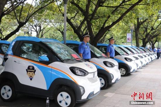當(dāng)前我國新能源汽車市場持續(xù)擴張，而作為新能源汽車“心臟”的動力電池正站在風(fēng)口。記者走訪一些電池企業(yè)發(fā)現(xiàn)，我國動力電池研發(fā)制造能力大幅度提升，一些國產(chǎn)動力電池在能量密度、循環(huán)使用壽命、安全性能等方面頗有競爭力，但依舊無法超越日本松下、韓國三星等國際頂級電池品牌