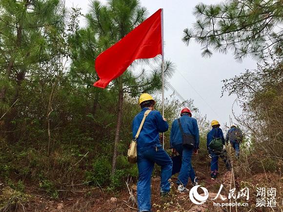 
　　“天气异常时，塑料飘浮造成线路短接放电、线路跳闸、人员伤害。安排护线员廖华来到现场核实大棚是否有异常……”湖南省电网工程公司在十九大期间，运检专业保障供电工作实施细则中，江城线1331-1332段的实施方案上这样写到