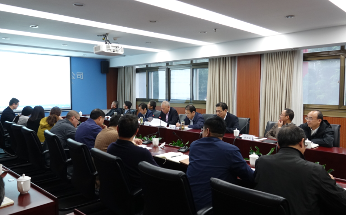      　　本网讯（秦晓鹏）10月26日，三峡新能源公司党委召开2017年第八次中心组集中学习（扩大）会议，认真学习党的十九大精神。               （摄影：白瑞）          　　会议认真学习党的十九大关于十八届中央委员会报告、十八届中央纪委工作报告、《中国共产党章程（修正案）》三个决议及人民日报社论《夺取新时代中国特色社会主义伟大胜利》等重要精神