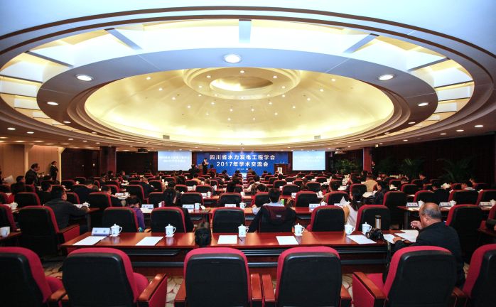      　　本网讯（朱滢）10月25日，四川省水力发电工程学会2017年学术交流会在成都成功举办，大会特邀中国大坝工程学会副理事长兼秘书长贾金生，中国水力发电工程学会副秘书长张博庭，四川省能源局局长雷开平，四川省科协副主席刘进，四川省水利厅总工程师梁军等到会指导。来自20多个单位、120名专家学者围绕大坝结构与安全、水电建设和运行技术、四川水电发展困难和挑战等展开研讨，中国三峡集团派出多名代表出席会议并应邀作主题报告