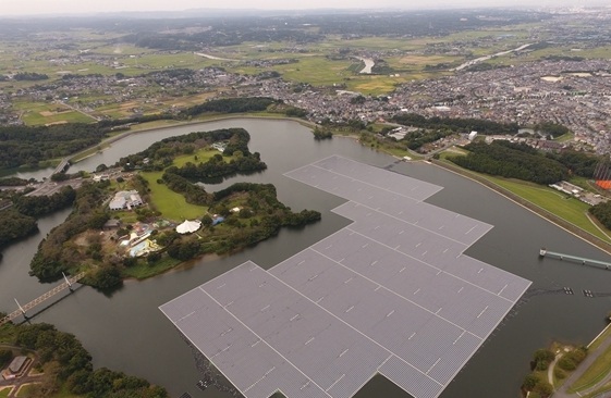 
	　　发电容量达13.7兆瓦的日本最大的水上太阳能发电站已在千叶县山仓水库建成，明年3月将正式发电运营。

	　　日前在日本外国记者中心的组织下，记者现场参观了这一发电站