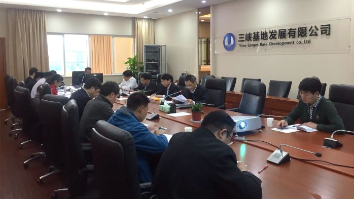      　　本网讯（李洋）10月31日，三峡基地公司党委召开专题会议，传达集团党组关于学习宣传贯彻党的十九大精神动员部署视频会精神。     　　会议传达了三峡集团党组书记、董事长卢纯同志在集团公司传达学习党的十九大精神动员部署会上的讲话，学习了三峡集团党组副书记、总经理、十九大代表王琳同志传达的党的十九大精神，并对三峡基地公司党委贯彻落实集团党组学习党的十九大精神的有关决策部署作出了安排