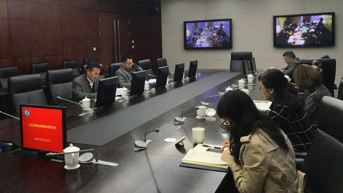      　　本网讯（杨一鸣）根据集团公司党组学习宣传贯彻党的十九大精神部署，10月31日，三峡云川公司召开全体党员大会，深入学习贯彻党的十九大精神。               成都会场（摄影：张思偲 黄香）          　　会上，全体党员学习了第十九次全国代表大会关于十八届中央委员会报告的决议、关于《中国共产党章程（修正案）》的决议、关于十八届中央纪律检查委员会工作报告的决议