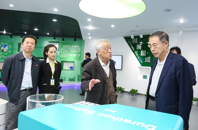 11月2日，中國企業(yè)聯(lián)合會常務(wù)副會長兼理事長朱宏任一行來超威集團(tuán)調(diào)研，高度肯定和評價了超威集團(tuán)在科技創(chuàng)新、企業(yè)文化、人才培養(yǎng)等方面取得的突出成果。長興縣委副書記高勝華、超威集團(tuán)副董事長周龍瑞等陪同調(diào)研