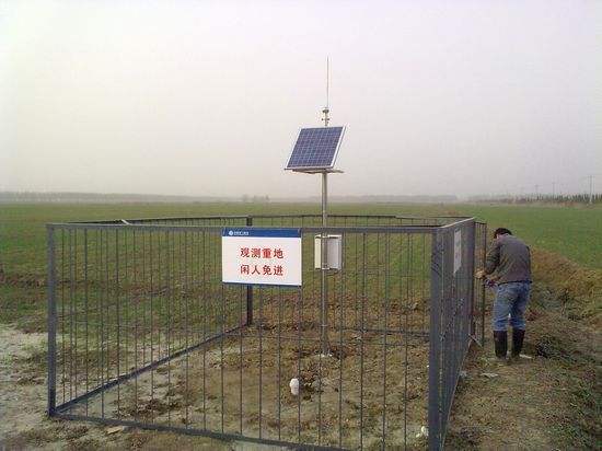 　　11月1日，在山西大氣探測(cè)技術(shù)保障中心和晉中市氣象局工作人員的共同努力下，榆社縣自動(dòng)土壤水分觀測(cè)站順利安裝完成，標(biāo)志著榆社縣的土壤水分觀測(cè)從老式的人工觀測(cè)邁入了自動(dòng)化的階段，為“三農(nóng)”氣象服務(wù)的進(jìn)一步推進(jìn)注入了新的力量。  (圖片來(lái)自網(wǎng)絡(luò)，侵刪) 　　榆社縣地處太行山中段西麓，地形復(fù)雜，降水在時(shí)間、地域上分布很不均勻，干旱一直是影響當(dāng)?shù)剞r(nóng)業(yè)生產(chǎn)的重要原因之一