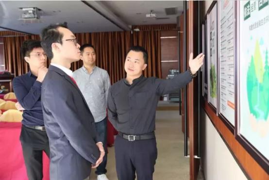 原标题：当区块链遇上新能源 纳鑫集团张东波谈绿色金融            11月2日下午，深圳市福田区金融发展事务署副署长李凯、能源区块链实验室副总裁林凯东、能源区块链实验室首席技术官兰春嘉莅临纳鑫集团深圳总部走访交流，与纳鑫集团副董事长张东波等就区块链技术如何减少碳排放达到保护环境以及助推新能源汽车产业发展进行了深入探讨。  张东波副董事长介绍纳鑫集团 张东波副董事长表示，过去30多年，我国经济保持了高速增长，同时环境与资源问题日益突出，中国亟须实现从资源消耗型经济到环境友好型经济的转型，早在2009
