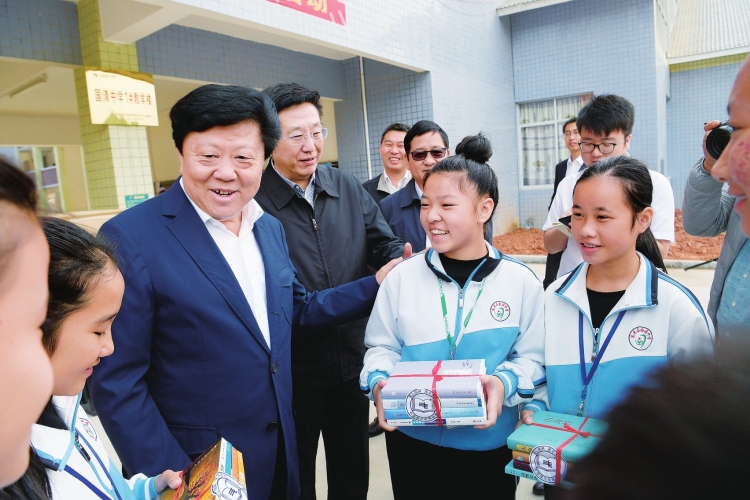 
　　11月2日，南方电网公司党组书记、董事长李庆奎来到公司援建的国清中学参观调研，向学生代表赠书，并勉励他们好好学习。

　　11月2日，南方电网公司党组书记、董事长李庆奎到东兰县坡索村贫困户覃相平家中走访慰问