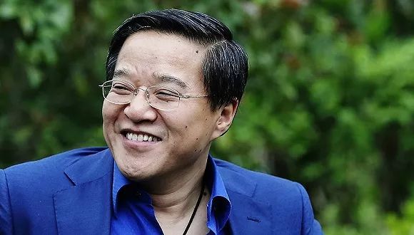 原标题：鲁伟鼎正式接棒万向集团 押注清洁能源还是金控帝国？            “我们没有停止过，我们一直在进行时，我们已经领命，我们一定会实现您的梦想。”鲁伟鼎在《最可爱的父亲》一文中说