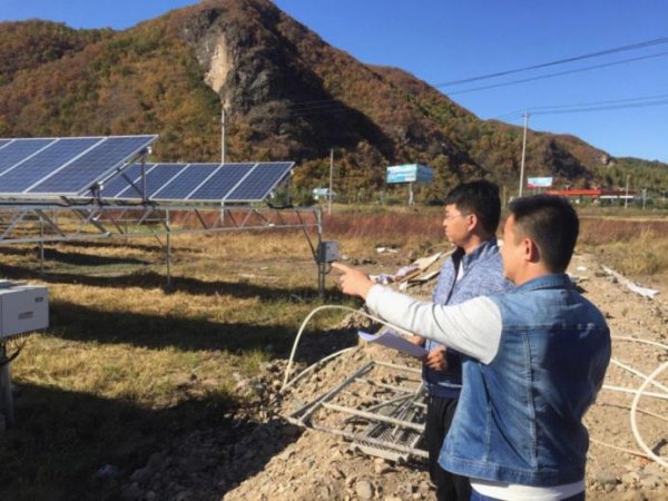 
	
	图为审计人员实地勘查光伏发电项目现场。

	　　审计署长春特派办在扶贫资金审计中积极关注光伏发电产业扶贫项目，深入项目现场了解项目效益情况