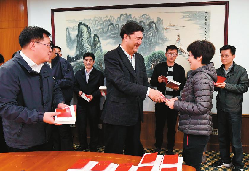 
　　國家能源局黨組書記、局長努爾·白克力為綜合司黨支部黨員干部發(fā)放學習黨的十九大精神學習圖書。 范超 攝

　　黨的十九大勝利閉幕后，國家能源局黨組迅速研究部署，掀起了學習宣傳貫徹大會精神的熱潮