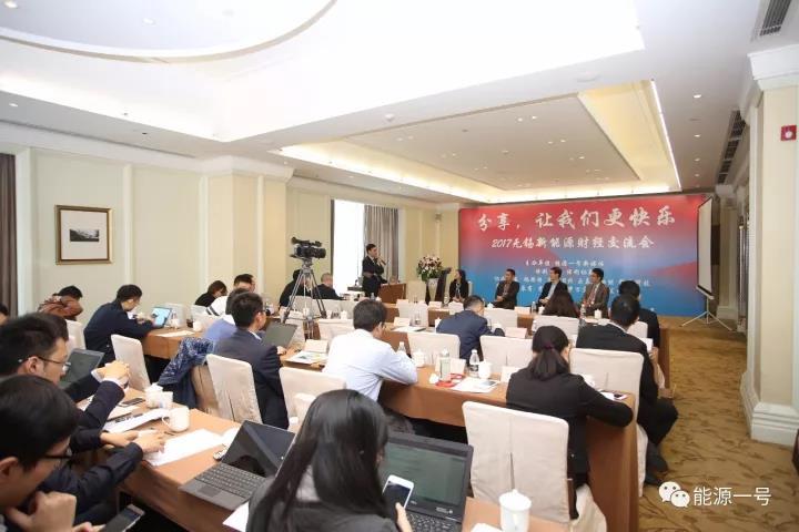 原标题：保利协鑫：今年硅片会超20GW 多晶依然势头强劲            11月1日，在无锡新能源展会召开前夕，保利协鑫等国内众多光伏企业出席了《2017无锡新能源财经行业交流会》(下称“无锡交流会”)，与在场的50多家券商、基金等金融机构畅谈国内光伏市场发展前景。  2017无锡新能源财经交流会现场 据记者了解，无锡交流会由《能源一号》主办，保利协鑫支持，福斯特、东方日升及正泰太阳能、锦浪科技协办，券商合作方为光大证券、申万宏源及广发电新