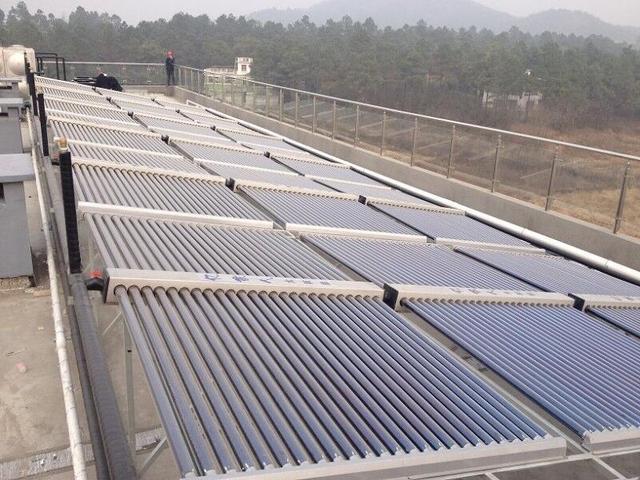 原标题：太阳能工程：山东一敬老院22吨太阳能工程是如何完成的？            1 项目情况 寿张中心敬老院位于山东聊城市阳谷县寿张镇闫堤村，涵盖寿张镇、十五里元镇两个镇，占地面积48亩，新建房屋300间，建筑面积6000m2，总投资500余万元，设计床位300张，现已入住233人，共有工作人员30人。 该敬老院于2007年投入使用，整个建筑风格采用楼房与平房相结合的形式，布局科学合理，有生活区、康乐区、办公区、生产区，整个绿化面积达到60%，建筑建设标准完全符合《老年人社会福利机构基本规范》和《老