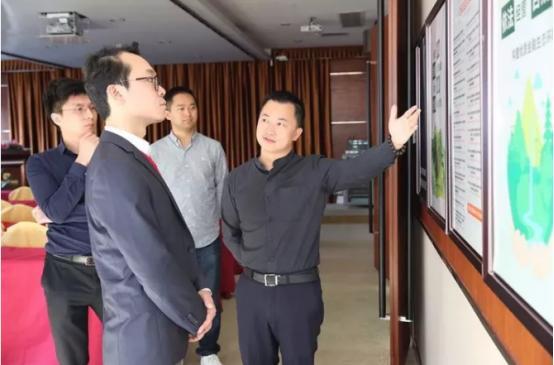 原标题：张东波谈新能源：纳鑫集团践行绿色金融            在区块链技术的推动下，中国绿色金融将带来巨大机遇。日前，深圳市福田区金融发展事务署副署长李凯，能源区块链实验室副总裁林凯东、首席技术官兰春嘉莅临纳鑫集团总部参观交流，纳鑫集团副董事长张东波接待