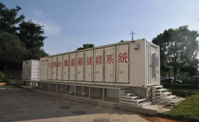 
	中国储能网讯：在立冬的这一天，北方迎来了萧瑟的冬天，而南方依然温暖如春。易事特集团总部更是温暖如夏，热火朝天——由易事特集团一次性投资建成的500kW/1.2MWH储能电站在松山湖总部基地正式投入商业化运行