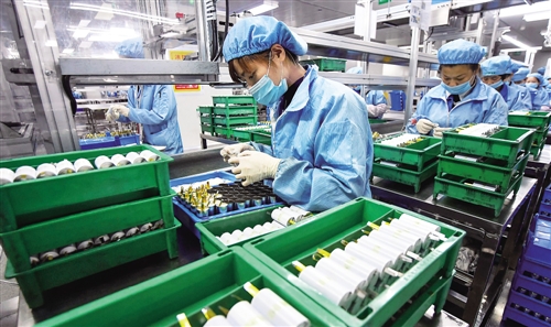 
11月7日，江西新余市渝水区江西佳沃新能源有限公司员工在生产车间组装锂电池组件。
近年来，新余市抢抓新能源产业发展机遇，大力发展锂电产业，已基本打通了锂矿原料至锂离子电池生产环节，形成了锂盐、正负极材料、电解液、隔膜、外壳、锂电池和废旧锂电池综合回收等一条较完整的产业链