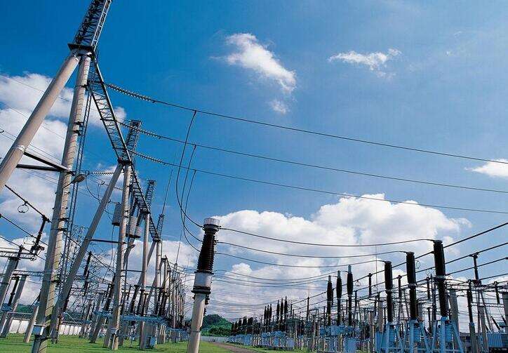 　　新(擴)建500千伏及以下輸變配電工程，變電容量約410萬千伏安，輸配電線路長度約4700公里；“十三五”期間實現(xiàn)南充各縣(市、區(qū))智能電表全覆蓋。11月7日，記者從國網(wǎng)南充供電公司獲悉，為助推“成渝第二城”建設(shè)，從現(xiàn)在起，直到2020年，四川省電力公司將在南充投入資金60億元，打造智能電網(wǎng)