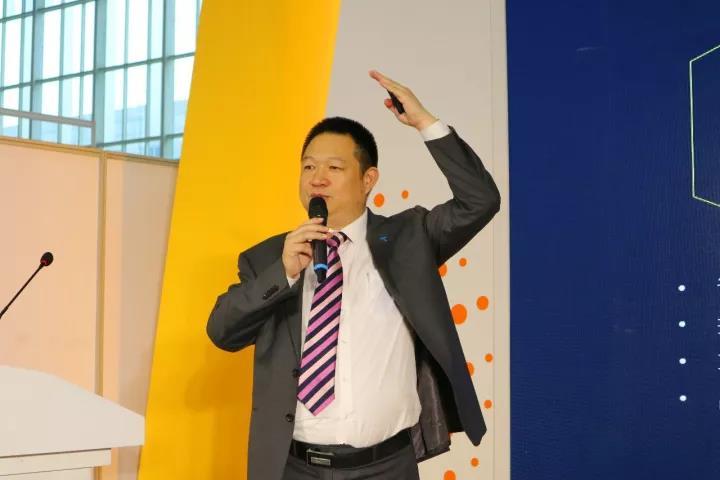 原标题：平台化助力天合商用占领蓝海            “全球第一”只是一个名号，如何引领一个行业健康发展，是一家有担当的企业更高的追求。光伏行业进入3.0时代，常州天合光能有限公司(以下简称“天合光能”)放下光伏组件出货量多年蝉联全球第一的荣誉，继续推动光伏组件科技和工艺升级，并转身投入系统解决方案、智能微网及能源互联网的蓝海，构筑属于光伏3.0时代的辉煌