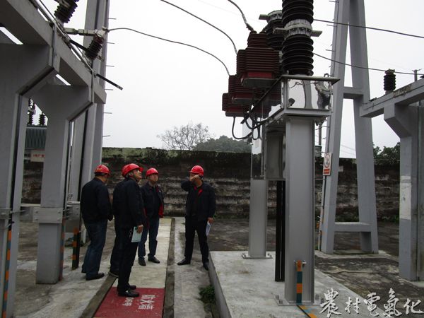 
　　农村电气化网讯：11月2日，明珠公司副总经理张清平携水电检中心负责人及相关技术人员专程赶赴小螺电，对该站3号主变303开关B相电流互感器环氧树脂液化现象进行专题会诊。

　　10月下旬，该站运维人员对35千伏升压场变电设备进行巡查时，发现3号主变303开关B相电流互感器下方底座和地面有液态污渍，当即将相关情况上报该厂相关部门和负责人