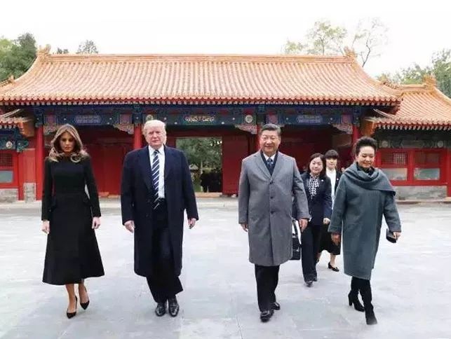 原标题：特朗普随行团：主角是制造业和能源大佬，意欲签署数十亿投资协议             美国总统特朗普11月8日下午抵达北京，开始对中国进行国事访问。这是特朗普今年初就任美国总统以来首次访华，也是中共十九大胜利闭幕后中方接待的第一起国事访问