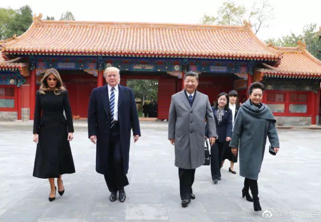 原标题：他来了，投资机会也来了！（关注特朗普中国行）             刚刚！特朗普开始了为期3天的访华历程！这次访华，备受世界关注，其中有三个第一： 这是特朗普作为美利坚合众国总统，第一次来中国访问； 这应该也是他来到人世71年来，第一次来中国。 这也是中国历史性大会后，第一个来访的外国国家元首