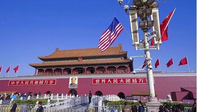 原标题：中国企业对美投资连续两年超过美国对华投资            全球化智库（CCG）主任王辉耀表示，特朗普此次访问有望推动中美双方在能源等领域的合作，可能促进中国对美投资继续上升。  2017年11月8日，北京天安门前悬挂起中美两国国旗，迎接来华访问的美国总统特朗普