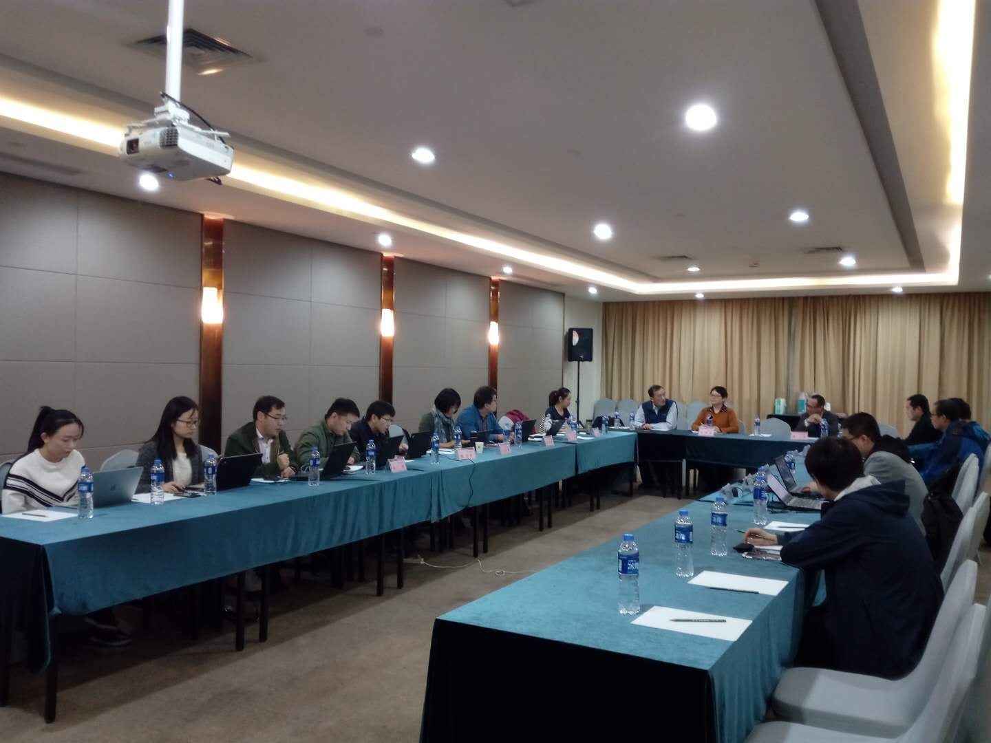 　　2017年10月25-27日，機械工業(yè)儀器儀表綜合技術(shù)經(jīng)濟研究所(以下簡稱“儀綜所”)牽頭的工信部智能制造專項“面向智能工廠/數(shù)字化車間安全一體化設(shè)計及實施”項目工作組會議在浙江杭州召開。  　　來自浙江中控技術(shù)股份有限公司(以下簡稱“浙江中控”)、國機智能科技有限公司、中國科學(xué)院沈陽自動化研究所、浙江大學(xué)、工業(yè)和信息化部計算機與微電子發(fā)展研究中心(中國軟件評測中心)、國家計算機網(wǎng)絡(luò)與信息安全管理中心、西安西電