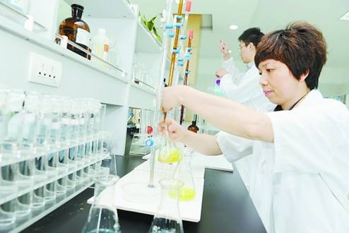 　　11月8日，記者從湖南懷化水務(wù)水質(zhì)檢測(cè)有限公司了解到，目前懷化市水質(zhì)檢測(cè)正取得跨躍式發(fā)展，全年城區(qū)水質(zhì)全分析檢測(cè)及管網(wǎng)末梢檢測(cè)項(xiàng)目由之前的42項(xiàng)增加到75項(xiàng)，檢測(cè)能力和水平處于全省及五省邊區(qū)前列。  (圖片來(lái)自網(wǎng)絡(luò)，侵刪) 　　近年來(lái)，懷化市水務(wù)投為懷化建設(shè)“五省邊區(qū)生態(tài)中心城市”尋求突破，在全面提升生活飲用水水質(zhì)檢測(cè)能力和水平、保障城市水質(zhì)安全上狠下功夫，創(chuàng)新創(chuàng)優(yōu)，投資3000萬(wàn)元，新建了獨(dú)具特色的現(xiàn)代化水質(zhì)檢測(cè)綜合大樓，配備了國(guó)內(nèi)一流的檢測(cè)分析