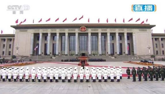 原标题：特朗普来中国庆祝当选一周年！2小时签90亿大单 对：中国才是亲人            今天是个好日子，特别是对特朗普来说！ 去年11月9日14:40分（北京时间），特朗普战胜希拉里，当选为新一届的美国总统。 整整一年后的今天，中国在人民大会堂为他庆祝这个“当选一周年纪念”