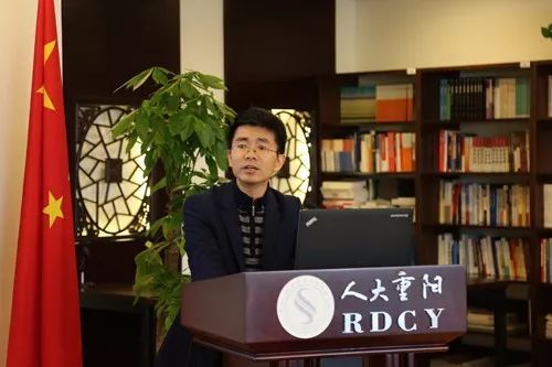 原标题：【聚焦】特朗普访华，中美能源合作成亮点            本文大概2100字，读完共需3分钟 中评社北京11月8日电（记者臧涵）美国总统特朗普首次访华在即，中美能源与气候合作将如何发展？昨日，人民大学重阳金融研究院举行研究报告——《特朗普政府的能源与气候政策及其影响：中国的战略机遇》发布会，会上来自北京的专家围绕中美能源合作方面的情况做了深入探讨。  报告执笔人——中国人民大学国际关系学院副教授、重阳金融研究院研究员李巍首先向在场的嘉宾介绍报告相关情况，他表示特朗普就任美国总统后掀起了一场“特