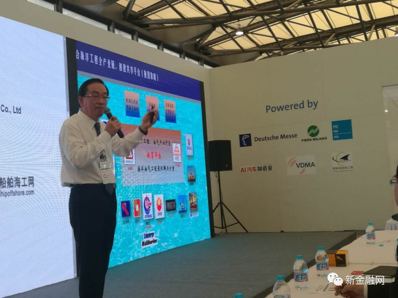 原标题：全球海工正洗牌中国基金在行动            著名海工装备开发商APEC能源公司董事长刘少华2017年11月2日在“2017造船和海洋装备发展趋势上海国际论坛”上，以题为“中国海洋工程石油产业基金：创建一个创新的、共建、共商、共享平台”进行了主旨演讲，他在演讲中特别分析了全球和中国海洋工程装备产业发展现状。 他认为：近几年来中国兴起的海工高端制造业取得了巨大进步，我们不仅能造自升式平台，半潜平台，钻井船还造出了第六第七代的钻井平台，第八代的平台也在设计中