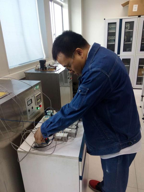　　王辰愷同志是無錫計量院溫度與光學計量檢測部的一名檢定員，主要從事中溫實驗室送檢以及溫度儀表相關(guān)的現(xiàn)場檢定和校準工作。  圖為王辰愷在工作中