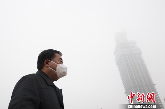 
　　遭遇重污染天气的太原城内。　武俊杰　摄
　　山西省环保厅8日召开10月份秋冬季大气污染综合治理攻坚行动新闻发布会，称全省实际实施“煤改气”、“煤改电”等清洁取暖工程109.5万户；淘汰“散乱污”企业6757家；8个地级市开展了“禁煤区”建设等