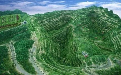 原标题：“绿色矿山”已成为矿业发展的重要方向，不符合标准或将退出市场！            “绿色矿山建设的总体目标是，力争通过5年努力，基本扭转传统粗放浪费的矿业整体形象，形成符合生态文明建设要求的矿业发展新模式和新格局。” 日前，国土资源部、财政部、环境保护部、国家质检总局、银监会、证监会联合印发《关于加快建设绿色矿山的实施意见》（以下简称《意见》）要求，加大政策支持力度，加快绿色矿山建设进程，力争到2020年，形成符合生态文明建设要求的矿业发展新模式
