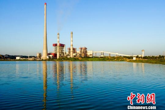  　　中新网哈尔滨11月10日电 (记者 王琳)哈电集团哈尔滨电气国际工程有限责任公司(以下简称“哈电国际”)于10日对外发布消息，由中方承建的孟加拉国迄今为止总装机容量最大燃煤火电项目——巴库275MW燃煤火电项目机组一次并网发电成功，该项目是典型的中国制造和建造项目。孟加拉国总装机容量最大燃煤火电项目机组并网发电