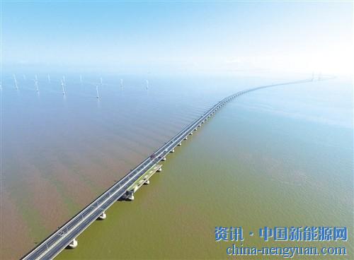                                                                                                                                                 
	图为俯瞰上海东海大桥海上风电场。新华社记者 丁 汀摄

	　　随着风电等新能源产业发展，今年前三季度我国新能源发电装机容量加上水电装机容量已占全部新增装机容量的70%