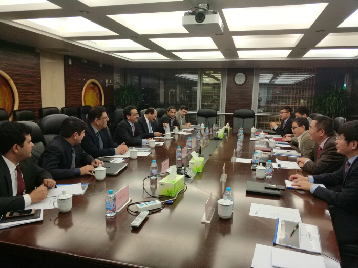      　　本网讯（王全亮）11月6日，巴基斯坦国家电力监管委员会（以下简称巴电监会）副主席赛义夫·拉查塔一行访问三峡国际，并与公司党委书记王绍锋会谈。                    　　王绍锋介绍了三峡集团和三峡国际的有关情况，指出巴基斯坦是公司业务中心区域之一，希望能够与巴电监会加强交流，推动公司在巴项目的顺利进行