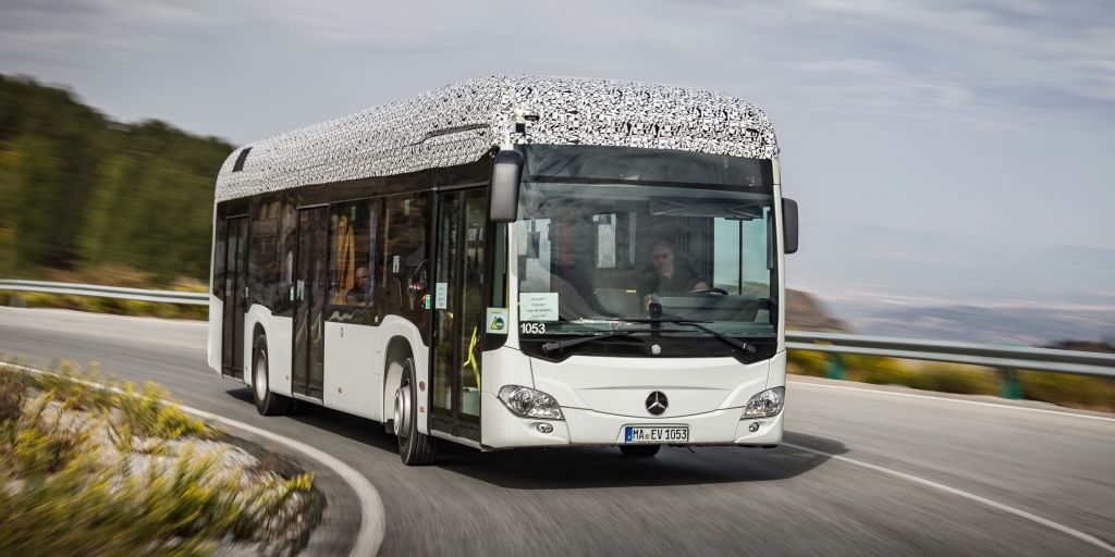 隨著戴姆勒在重型電動(dòng)汽車領(lǐng)域的廣泛行動(dòng)，梅賽德斯-奔馳開始進(jìn)軍電動(dòng)巴士領(lǐng)域。這家德國(guó)汽車公司宣布，將在明年年底前開始批量生產(chǎn)“模塊化電池組”