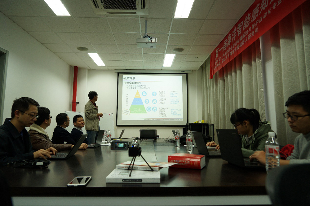 　　11月6日，第一屆海洋智能感知技術青年學者研討會在浙江大學舟山校區(qū)順利舉行。國家青年千人、中國科學院沈陽自動化研究所機器人學國家重點實驗室斯白露研究員，國家千人、浙江大學海洋學院徐志偉教授，浙江大學控制科學與工程學院王智副教授，中國科學院沈陽自動化研究所廣州分所于廣平研究員，中國科學院自動化研究所復雜系統(tǒng)管理與控制國家重點實驗室楊旭副研究員以及國家青年千人、清華大學自動化系游科友副教授的團隊成員等出席了本次會議