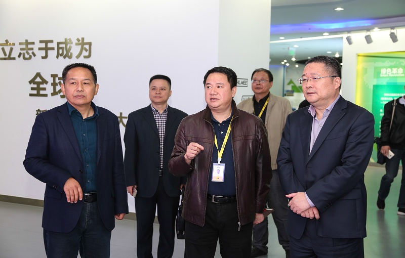 “技術(shù)先進(jìn)、管理先進(jìn)、文化底蘊(yùn)非常超前”。11月10日，浙江師范大學(xué)校長(zhǎng)鄭孟狀一行走訪超威集團(tuán)時(shí)豎起大拇指，高度評(píng)價(jià)了超威在科技創(chuàng)新、企業(yè)文化等方面取得的突出成果