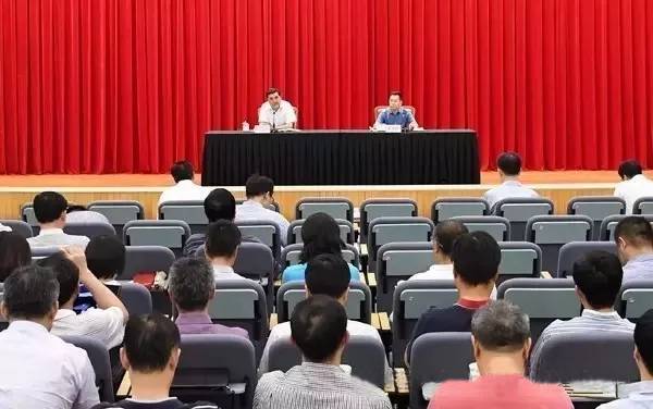 原标题：要免费安装光伏发电站了，这是农村的又一种新骗局？            光伏发电是利用半导体界面的光伏效应而将光能直接转变为电能的新能源技术，该产业近年来发展迅速，但同时又受经济发展周期影响，诉讼纠纷多发，并主要集中于场地租赁、建设工程、设备采购、项目融资等环节。 1.场地(土地、屋顶)租赁的相关问题 光伏发电需要大范围地接受太阳光照，因此光伏方阵通常需要大面积的土地或地上空间，而实践中出于成本控制等原因，光伏项目在很多情况下并不直接通过土地出让的形式取得土地使用权，而是通过租赁的方式取得项目用地