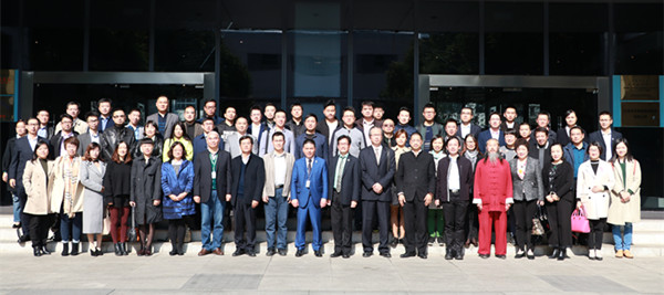 
                
	
                    
	11月11日，在江南大学商学院院长滕乐法的带领下，江南大学EDP总裁班一行56人走进远东控股集团参观交流。远东控股集团创始人、董事局主席、党委书记蒋锡培，投资人、集团监事局副主席、首席行政官许国强，投资人、总裁助理、首席人力资源官周东佼，投资人、专卖店总经理李建强、王振宇、佟海英等接待并出席座谈会