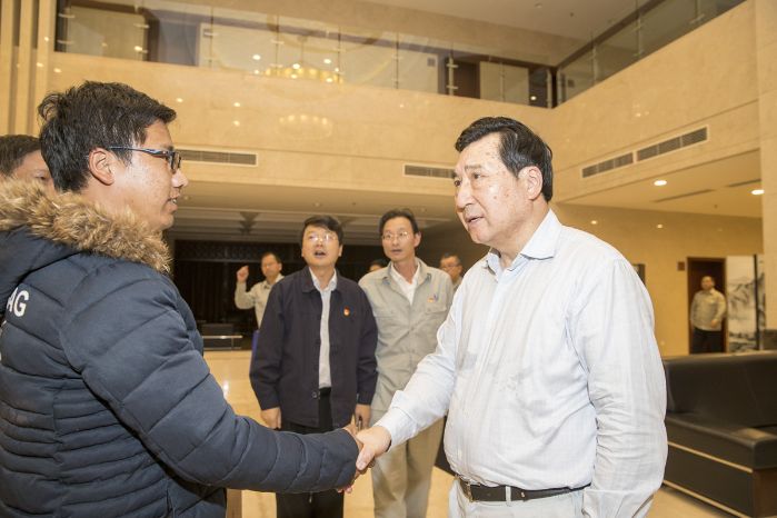      　　本网讯（禹果）11月11日，三峡基地公司白鹤滩分公司来自云南省怒江州转移安置就业员工29岁白族的中小子，将感谢信送到三峡集团董事长、党组书记卢纯手中，以此抒发自己的感激之情。卢纯与中小子亲切交谈，详细询问了他的生活、工作情况，同时也询问他母亲与妻子的现状，鼓励他们树立信心，乐观生活