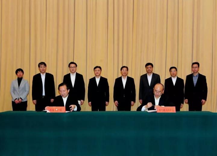 
  為貫徹落實黨的十九大“高起點規(guī)劃、高標準建設雄安新區(qū)”的決策部署，深入實施京津冀協(xié)同發(fā)展戰(zhàn)略，共同推動雄安新區(qū)生態(tài)環(huán)境保護，11月13日，環(huán)境保護部與河北省人民政府簽署《推進雄安新區(qū)生態(tài)環(huán)境保護工作戰(zhàn)略合作協(xié)議》，環(huán)境保護部部長李干杰和河北省人民政府省長許勤代表雙方簽字，河北省委書記王東峰出席協(xié)議簽署儀式。李干杰、王東峰分別致辭