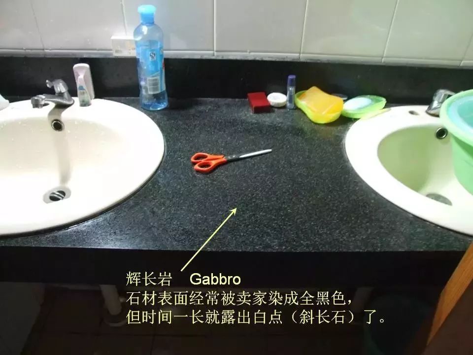 原标题：连身边的这些石材都不认识，还敢说自己是搞地矿的？            作为地矿领域的师生，如果连身边的石材都不认识，那就是耻辱。 下面以中国石油大学青岛校区校园内外主要建筑装饰材料为实例，介绍建材名称和实际的岩石特征，看看你身边的石材的“真身”到底是什么？ 01  辉长岩 02  辉长岩 03  玄武岩、辉长岩 04  玄武岩 05  正长石 06  长石斑晶 07  正长石卡式双晶 08  正长石卡式双晶 09  正长石 10  混合岩 11  混合岩、黑云母包体 12  钾长黄岗岩 13  