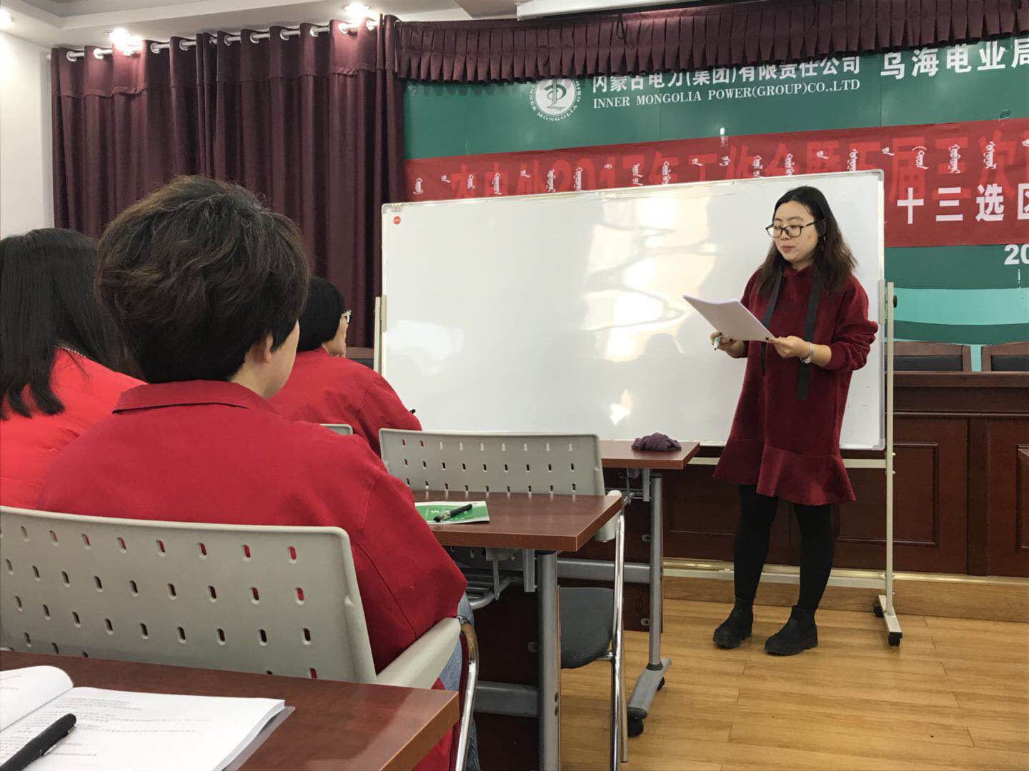                    11月10日上午，在乌海电业局农电处四楼会议室，乌海电业局财务处相关讲师到农电处开展了财务报销常识及注意事项知识宣讲。此次活动由局财务处主办，报账主管任向荣担任主讲嘉宾