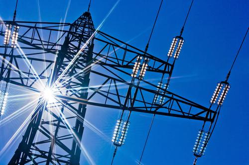 　　近日，記者從山東濰坊高新區(qū)220千伏賈五線遷改工程暨電網(wǎng)建設(shè)項(xiàng)目新聞發(fā)布會(huì)上獲悉，高新區(qū)高度重視電力保障工作，與濰坊供電公司建立緊密戰(zhàn)略合作關(guān)系，做到電力工程與項(xiàng)目建設(shè)、民生需求同步規(guī)劃、同步建設(shè)、提前投用。  (圖片來自網(wǎng)絡(luò)，侵刪) 　　近年來，高新區(qū)通過政府投入和爭(zhēng)取國(guó)家電網(wǎng)資金15億元，新建、擴(kuò)建變電站11座，新增變電容量1300MVA，較2010年增加3.3倍，新建輸配電線路119條、490余公里，對(duì)90余條線路整體或部分進(jìn)行遷移或升級(jí)改造，為高新區(qū)快速發(fā)展提供了