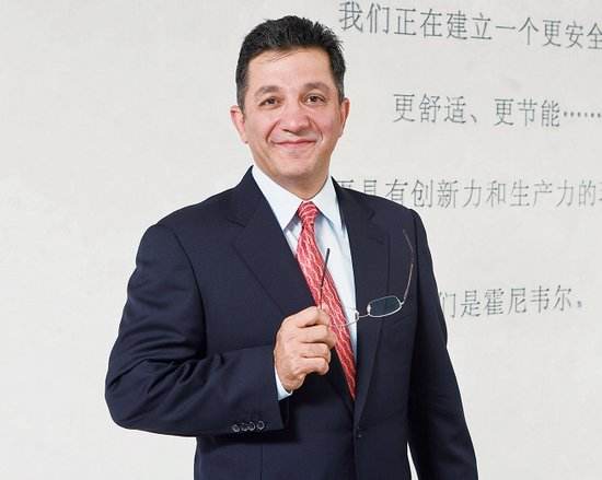 　　“經(jīng)貿(mào)合作是國(guó)與國(guó)建立長(zhǎng)期信任關(guān)系的良好渠道。美國(guó)和中國(guó)經(jīng)貿(mào)合作越緊密，雙方就能增進(jìn)相互理解，從而更有助于建立共識(shí)”，隨美國(guó)總統(tǒng)特朗普訪華的企業(yè)家之一、霍尼韋爾全球高增長(zhǎng)地區(qū)總裁沈達(dá)理在接受記者采訪時(shí)表示
