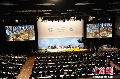 原标题：波恩气候大会“高层演说”登场 承诺应对气候暖化            　　中新网11月16日电 据《欧洲时报》报道，上周开始在德国波恩举行的联合国气候变化大会日渐接近尾声，15日，德国总理默克尔、法国总统马克龙和联合国秘书长古特雷斯轮番上场，进行为期一天半的“高层”演说。                 资料图：11月6日，联合国气候变化框架公约第23次缔约方大会在德国波恩开幕